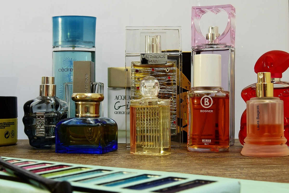 Opbrengsten distributeur parfums onbelast?